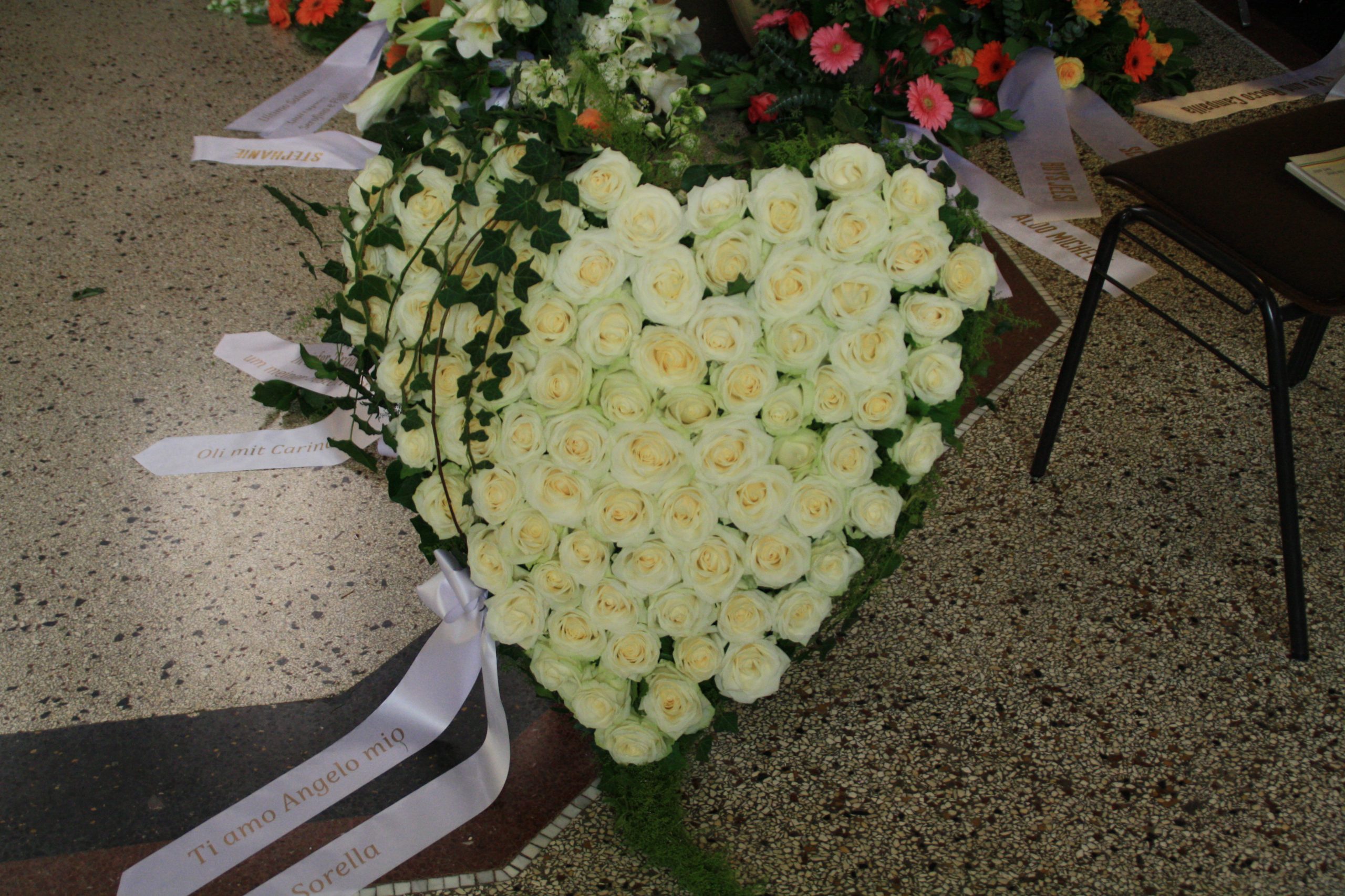 Herz, mit Rosen gesteckt – Blumen Rausch Friedhofsgärtnerei