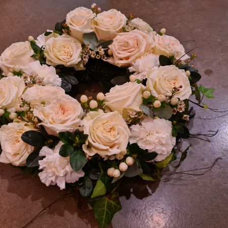 Blumenkranz, mit weißen Rosen