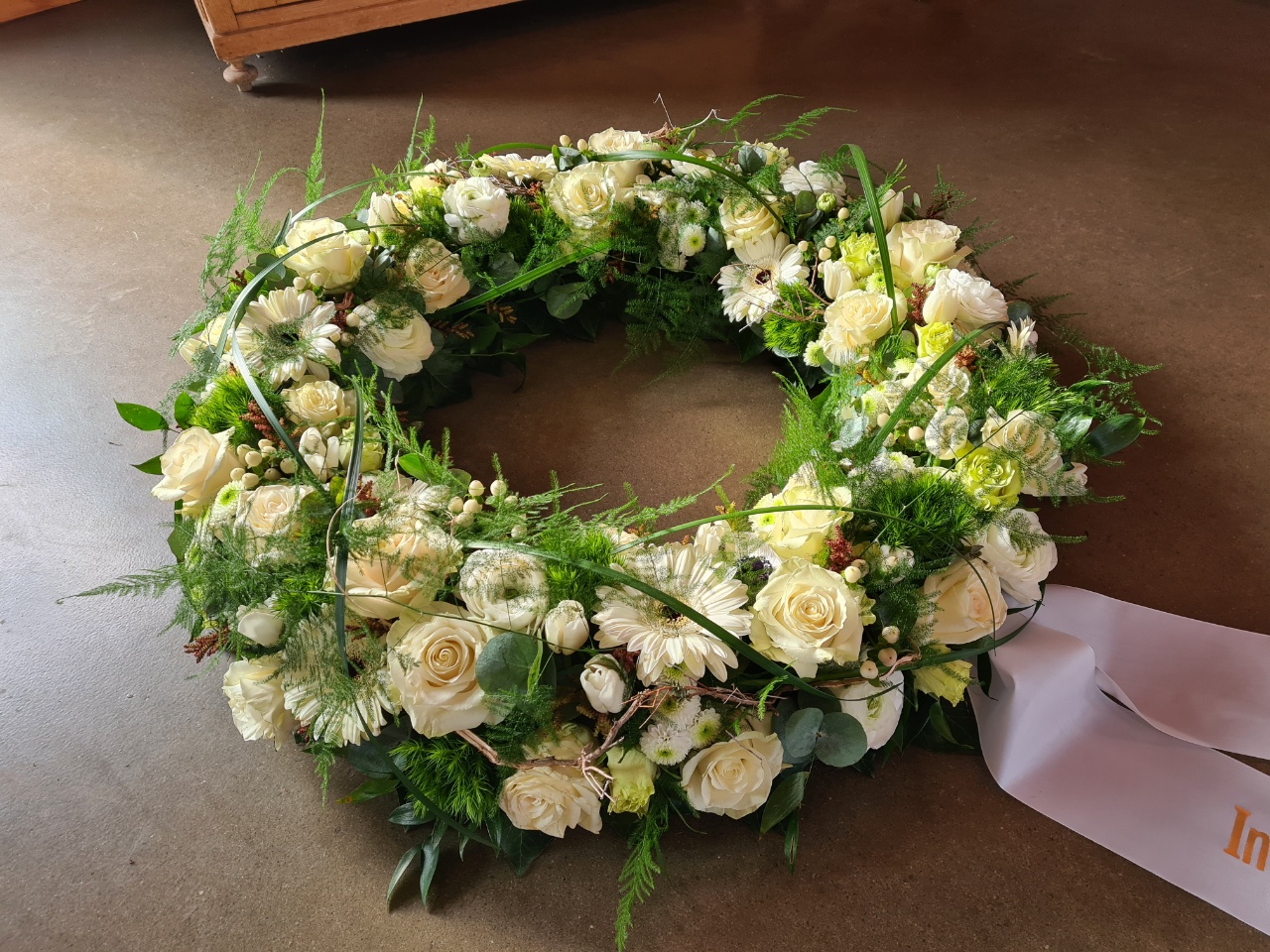 Sehr großer Blumenkranz, mit Rosen gesteckt, ganz in weiß – Blumen Rausch  Friedhofsgärtnerei