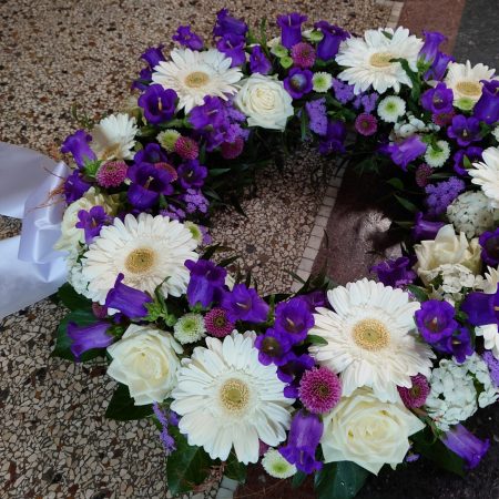 Blumenkranz, in Weiß und Violet mit Rosen und Gerbera